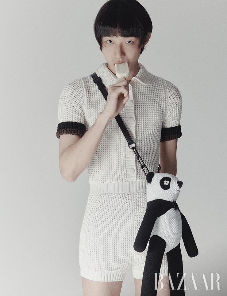 니트 점프수트는 1백만원대 Fendi. ‘판다’ 숄더백은 Louis Vuitton.