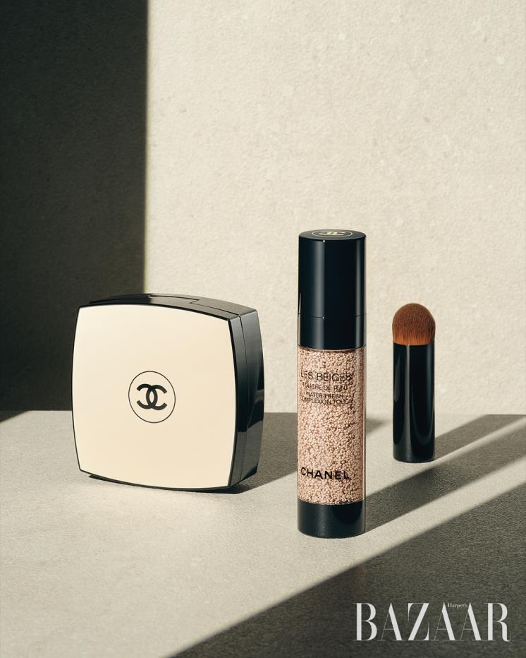 (왼쪽) Chanel 레 베쥬 헬시 글로우 젤 터치 파운데이션 15g 10만원, 리필 7만4천원. (오른쪽) Chanel 레 베쥬 뚜쉬 드 뗑 20ml 9만7천원.