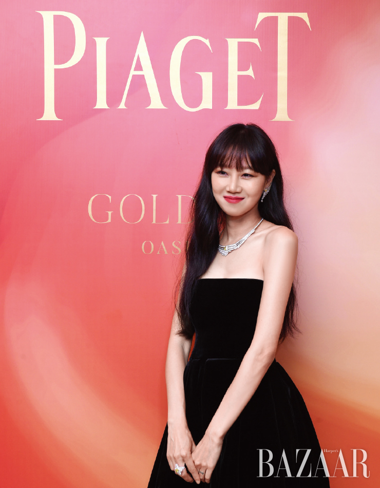 뜨거운 스포트라이트를 받으며 포토월을 장식한 공효진.