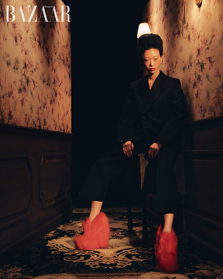 재킷, 팬츠, 귀고리, 퍼 소재 웨지 펌프스는 모두 Bottega Veneta.