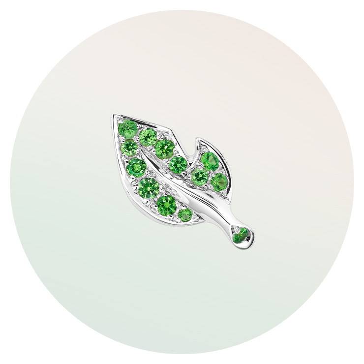 나뭇잎 모티프의 이어링은 Dior Fine Jewelry. 