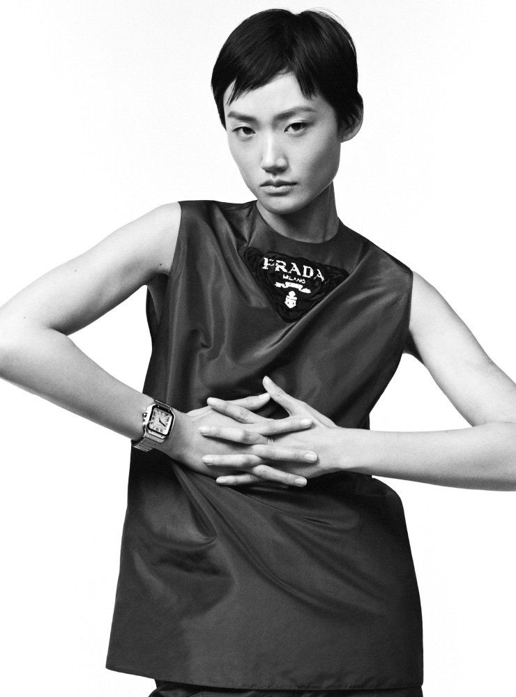 톱, 팬츠는 Prada. ‘산토스 드 까르띠에’ 시계는 Cartier.