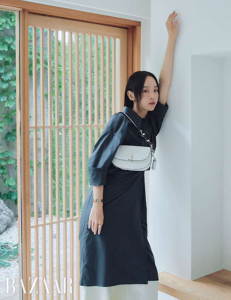 마고 숄더백은 37만8천원 Joy Gryson. 화이트 팬츠는 Weekend MaxMara. 실버 이어커프는 Onill. 셔츠 원피스, 워치, 링은 모두 스타일리스트 소장품.