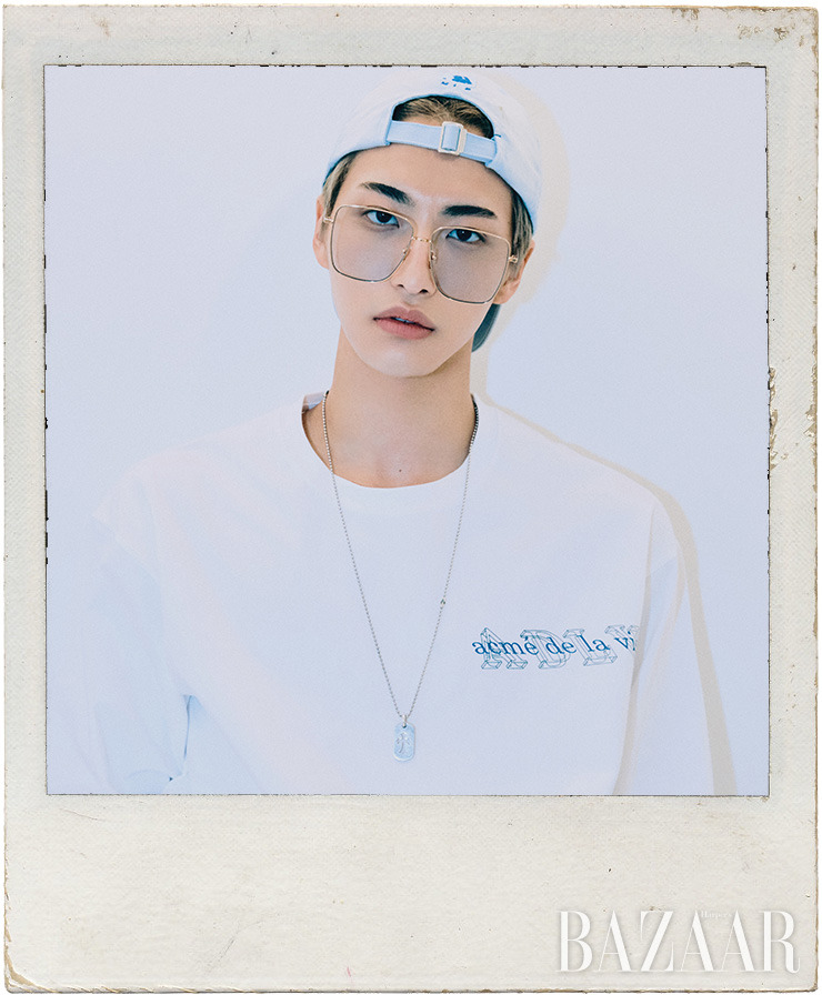 성화가 입은 티셔츠는 Adlv. 데님 캡은 Mlb. 틴트 선글라스는 Gentle Monster. 목걸이는 스타일리스트 소장품. 