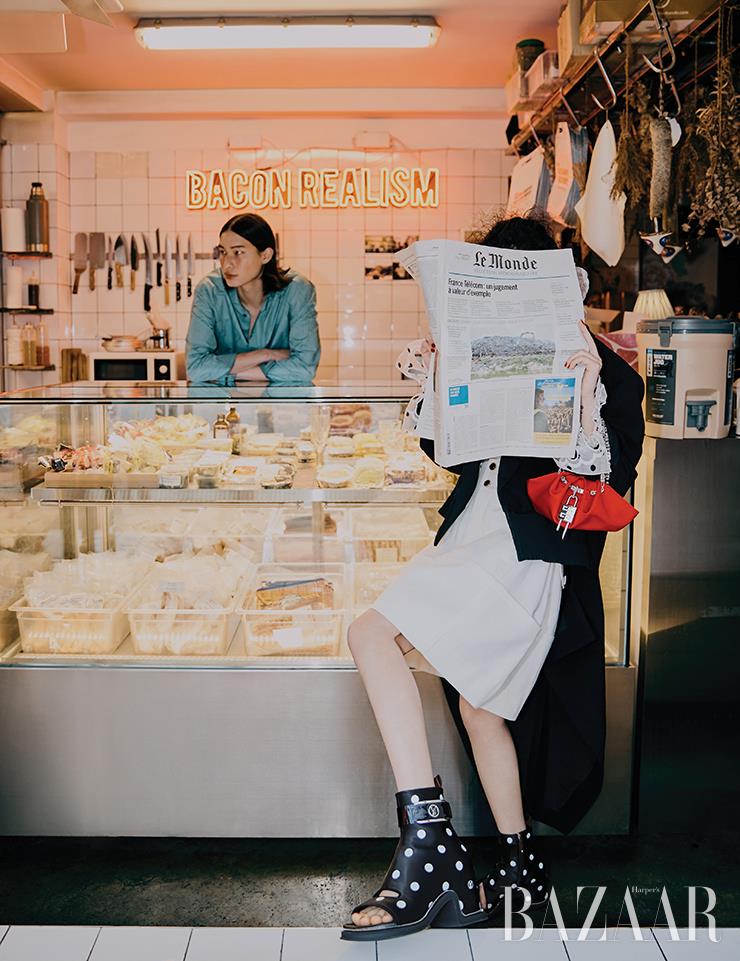 진영이 입은 셔츠는 Hermès. 루루가 입은 언밸런스 코트, 블라우스, 스커트, 오픈 토 부츠는 모두 Louis Vuitton. 자물쇠 장식의 ‘케니’ 미니 백은 Givenchy.
