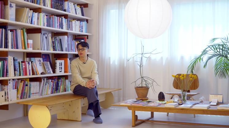 가족이 함께 머무는, 예술가 이정배의 2층 생활 공간. 라이트 그린 컬러 니트는 아르켓.