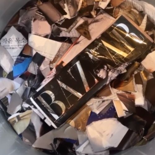 거울과 조명의 소재로 사용될 매거진.