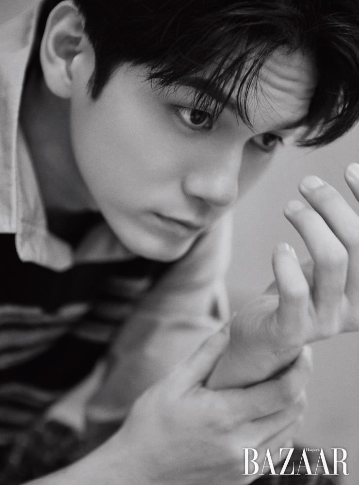 셔츠, 베스트, 팬츠는 모두 Wooyoungmi, 스니커즈는 Converse. 