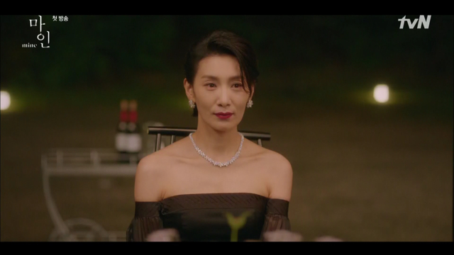 다이아몬드 세팅의 이어링과 네크리스는 모두 Tiffany & Co.