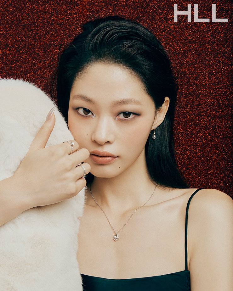 은방울꽃의 섬세한 형태에서 영감 받은 다이아몬드 컬렉션으로 사랑의 경이로움을 대변한다. ‘주대복 은방울꽃’ 컬렉션에 사용한 다이아몬드는 원석의 출처부터 생산까지 모든 과정을 투명하게 공개하고 지속가능성을 추구한다. 18K 화이트 골드에 다이아몬드를 세팅한 이어링, 네크리스, 반지 모두 가격 미정 CHOWTAI FOOK. 퍼 아우터 ROMANCHIC. 원피스 에디터 소장품.