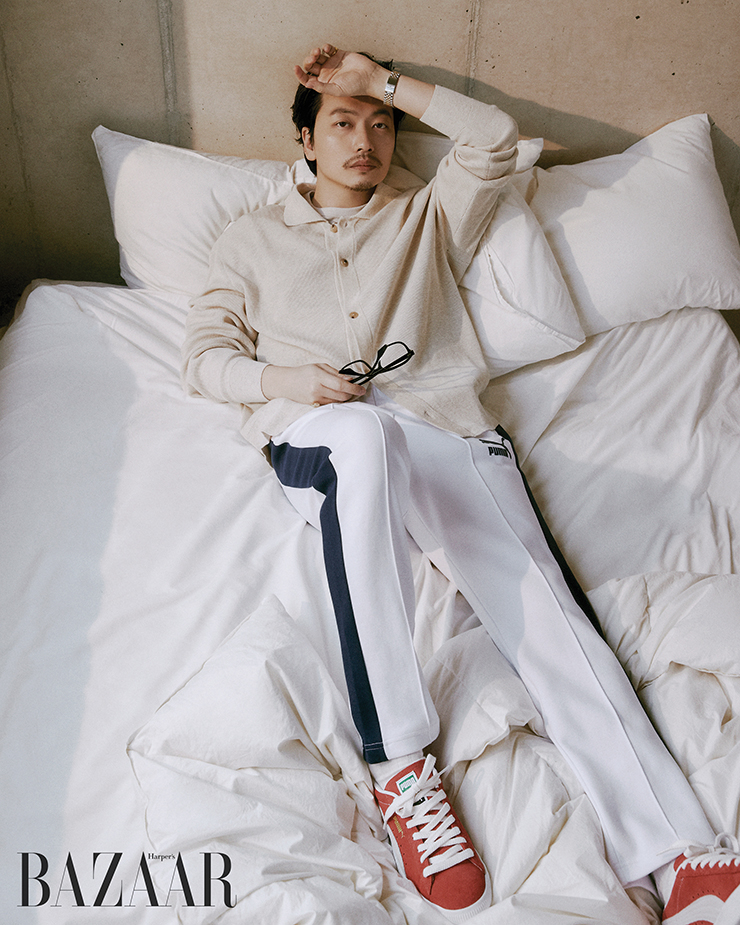 ‘T7’ 트랙 팬츠는 7만9천원, ‘스웨이드 빈티지’ 스니커즈는 11만9천원 PUMA. 카디건은 Le17septembre. 목걸이는 Portrait Report. 시계, 안경은 배우 소장품. 양말은 스타일리스트 소장품.