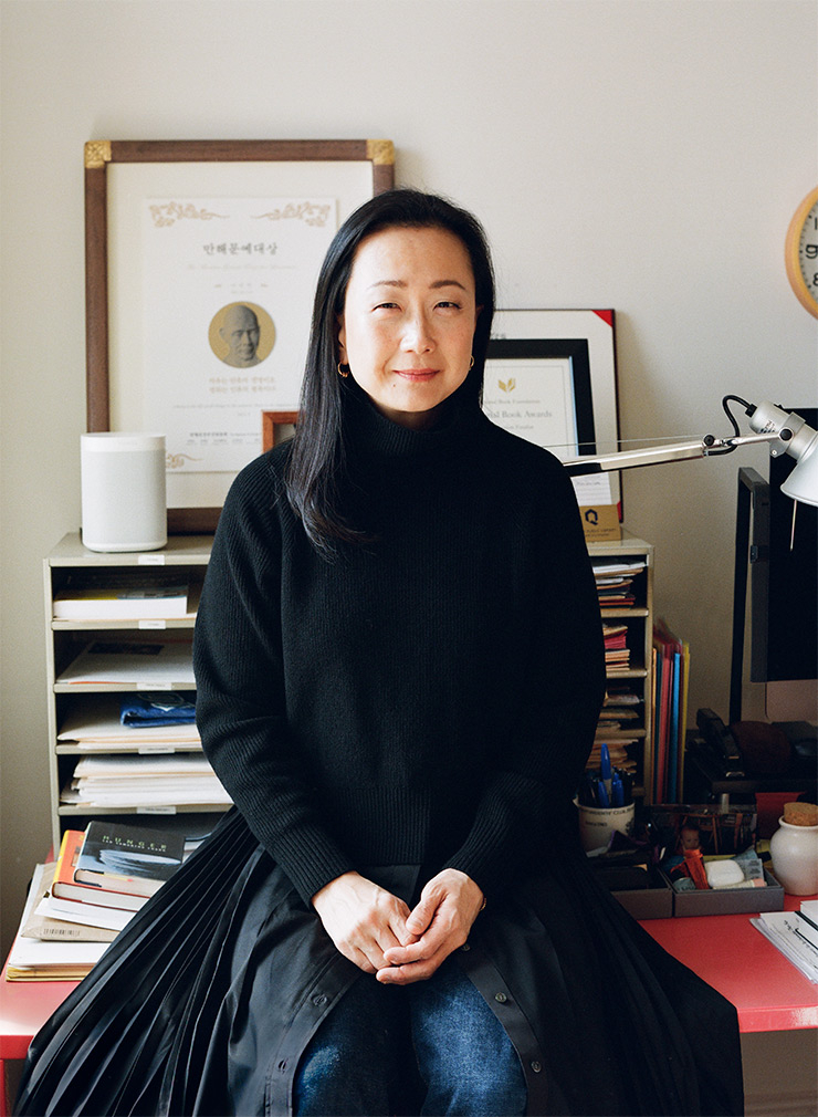 옷은 본인 소장품. 귀고리는 Bulgari.