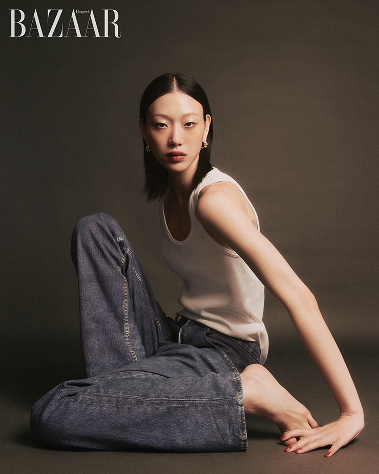 탱크톱, 팬츠, 귀고리는 모두 Bottega Veneta.