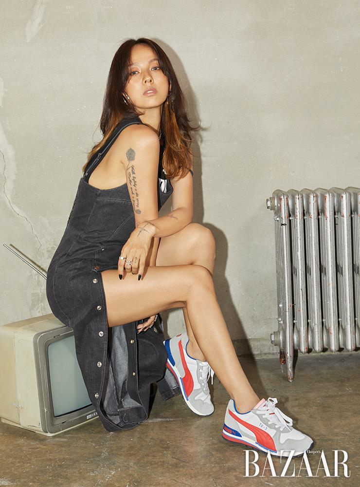 티셔츠, TX-3 스니커즈는 모두 PUMA. 데님 원피스, 귀고리, 목걸이, 반지는 모두 스타일리스트 소장품.