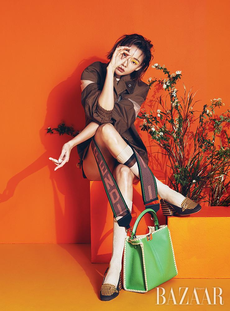 재킷, 니트 톱, ‘피카부’ 백, 스트랩, 양말, 슈즈는 모두 Fendi.