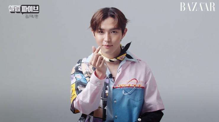 패턴 반팔 셔츠, 컬러 배색 셔츠, 스카프, 브로치는 모두 prada.