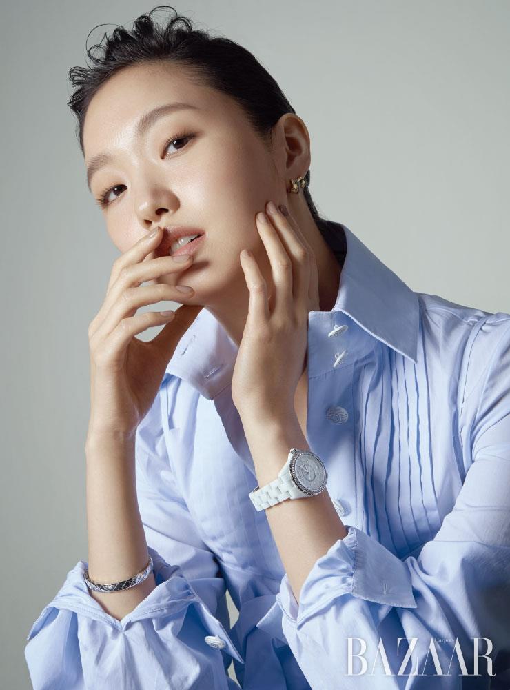 레이어드한 듯한 ‘코코 크러쉬’ 이어링, 다이아몬드가 세팅된 화이트 골드 ‘코코 크러쉬’ 브레이슬릿, 베젤에 다이아몬드가 세팅된 ‘J12 화이트’ 워치는 모두 Chanel Watch & Fine Jewelry.