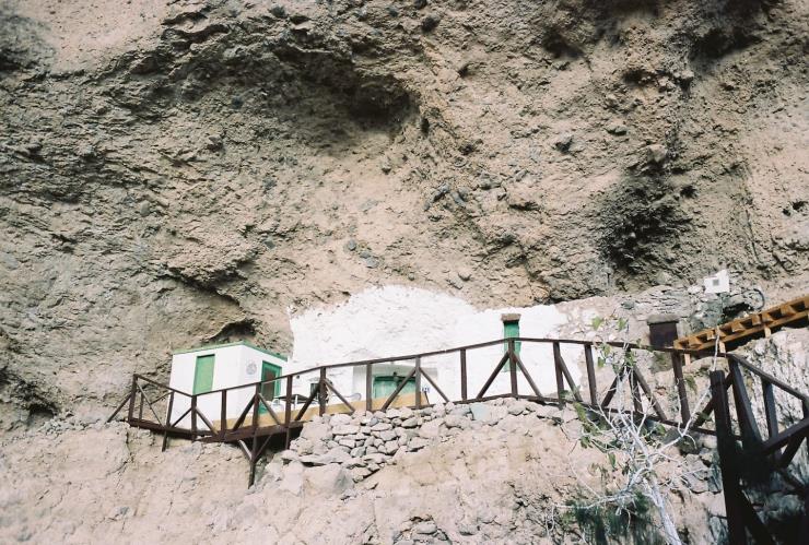 돌출된 바위 구조 그대로 집을 지었다(c)Acusa Seca Cave House