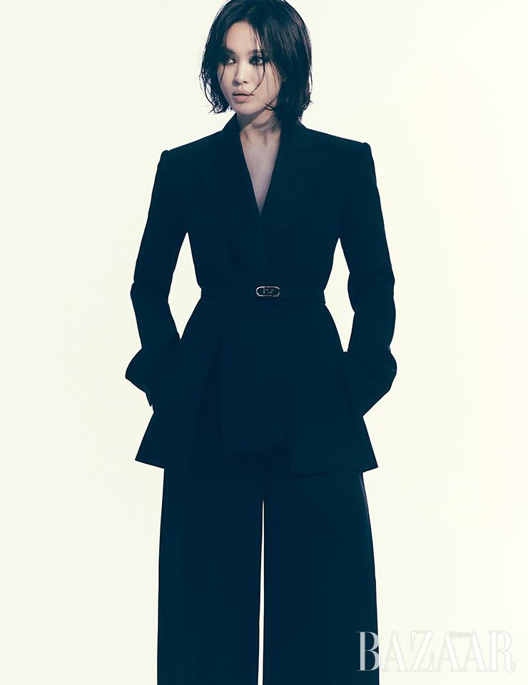 벨트가 포함된 재킷은 4백만원대, 팬츠는 1백만원대 Fendi.