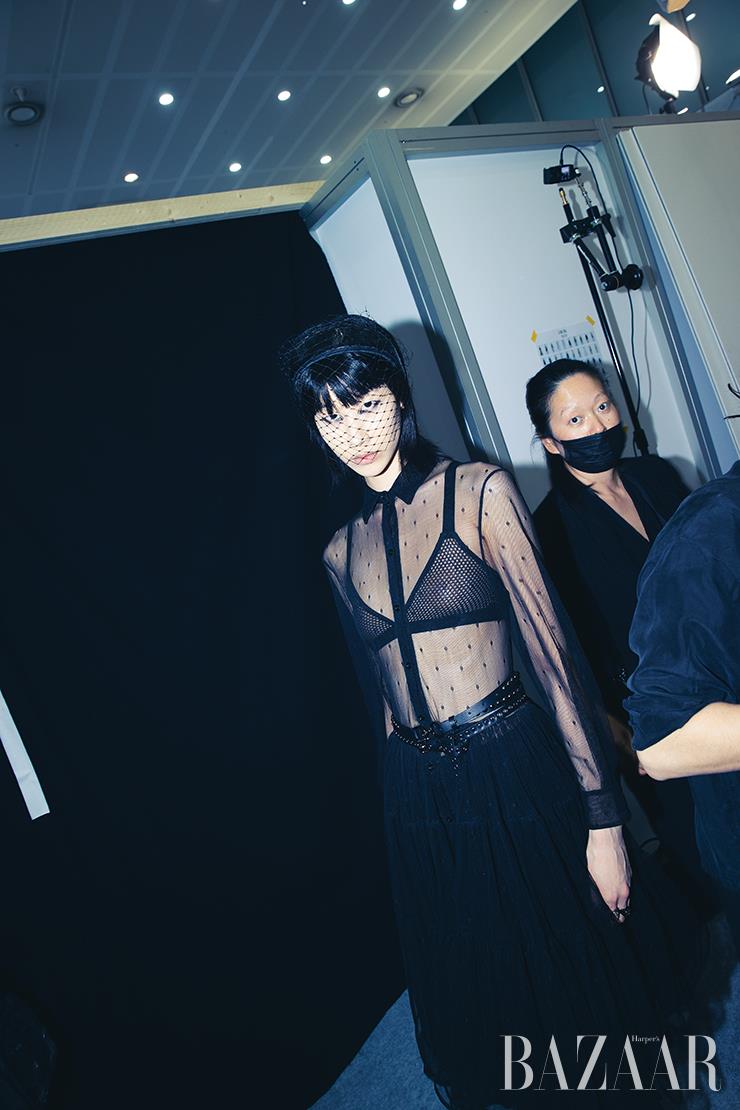 몸매를 그대로 드러내는 시스루 블라우스를 입고 있는 이정문.