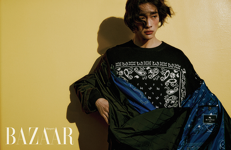 니트 톱, 안감을 페이즐리 프린트로 장식한 아우터는 Etro.