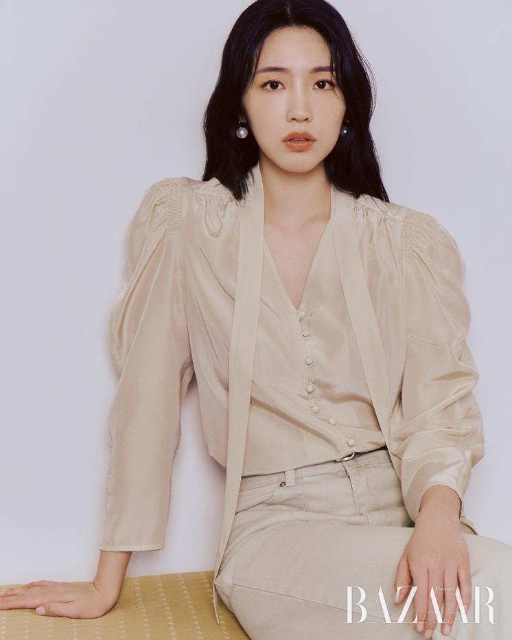 퍼프 슬리브 타이 블라우스는 21만9천원, 와이드 컬러 데님 팬츠는 23만9천원, 크로커다일 레더 벨트는 7만9천원 모두 On&On.