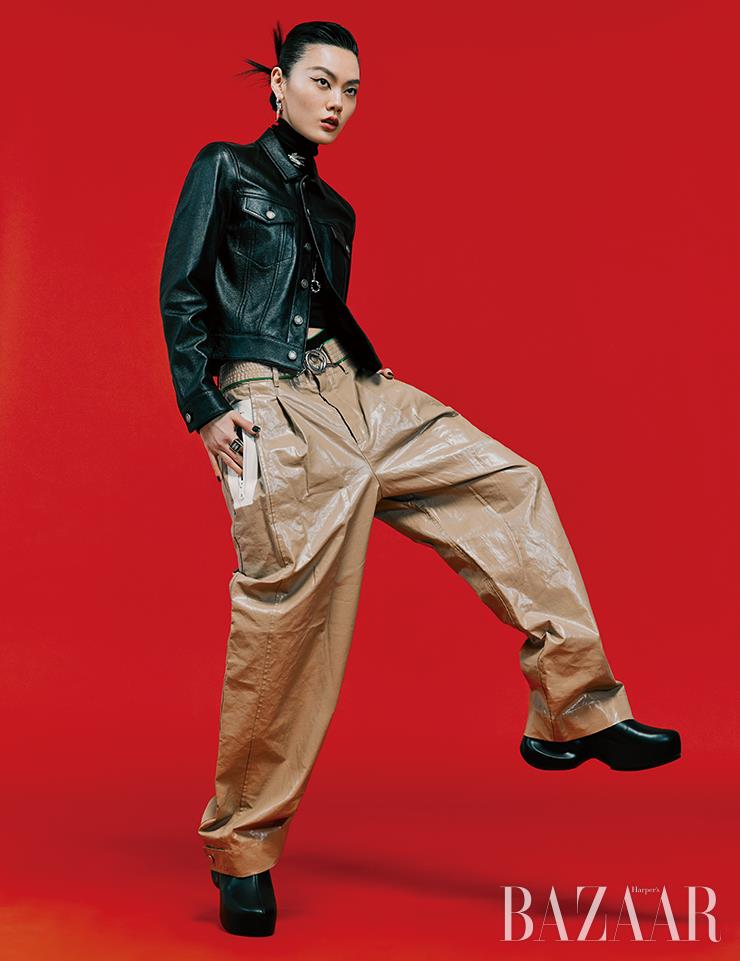 레더 재킷은 Saint Laurent by Anthony Vaccarello. 터틀넥은 Etro. 페이턴트 팬츠, 언더웨어는 Bottega Veneta. 귀고리는 19만9천원 Portrait Report. 목걸이는 16만8천원 Doigté. 반지는 Chanel. 플랫폼 부츠는 1백80만원 Givenchy.
