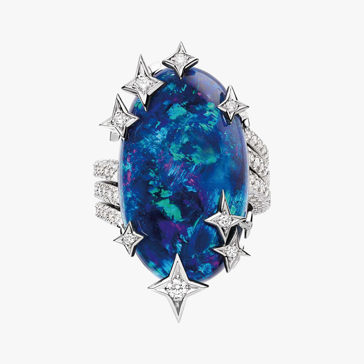 ‘레 씨엘 드 쇼메’ 컬렉션의 파사주 링은 Chaumet.