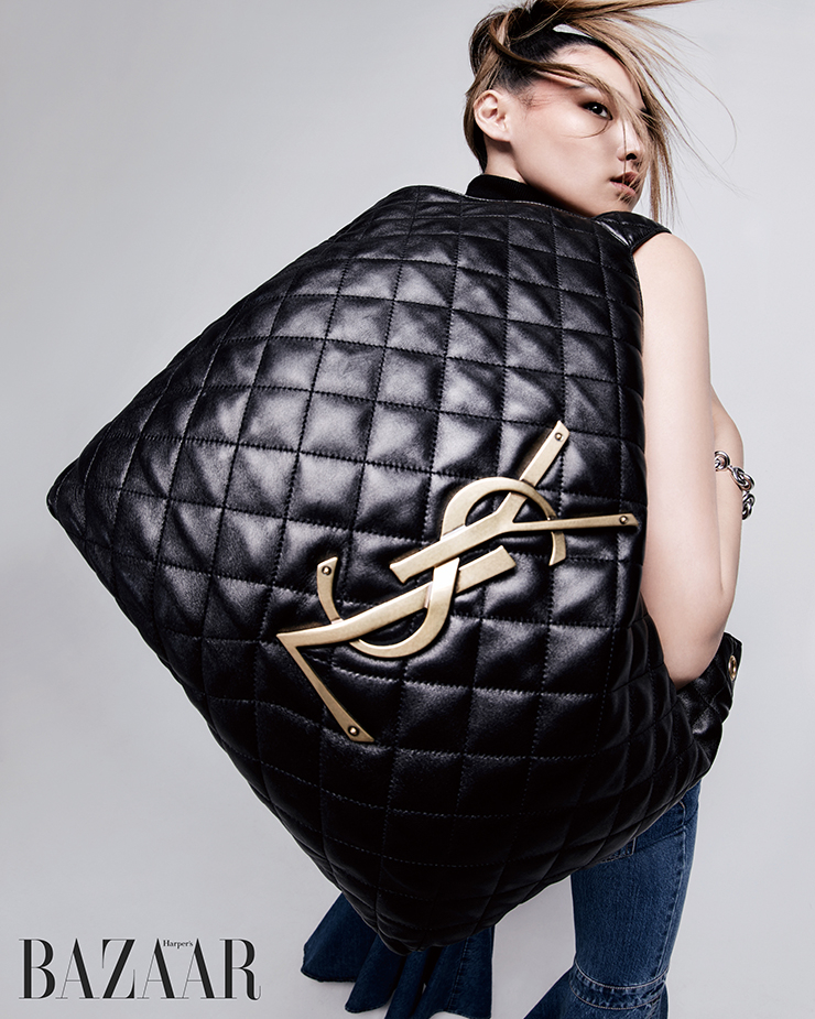 퀼팅 패턴의 ‘이카르’ 백은 Saint Laurent by Anthony Vaccarello. 언밸런스 터틀넥은 Michael Kors Collection. 플레어 데님 팬츠는 Alaïa. 팔찌는 Loewe.