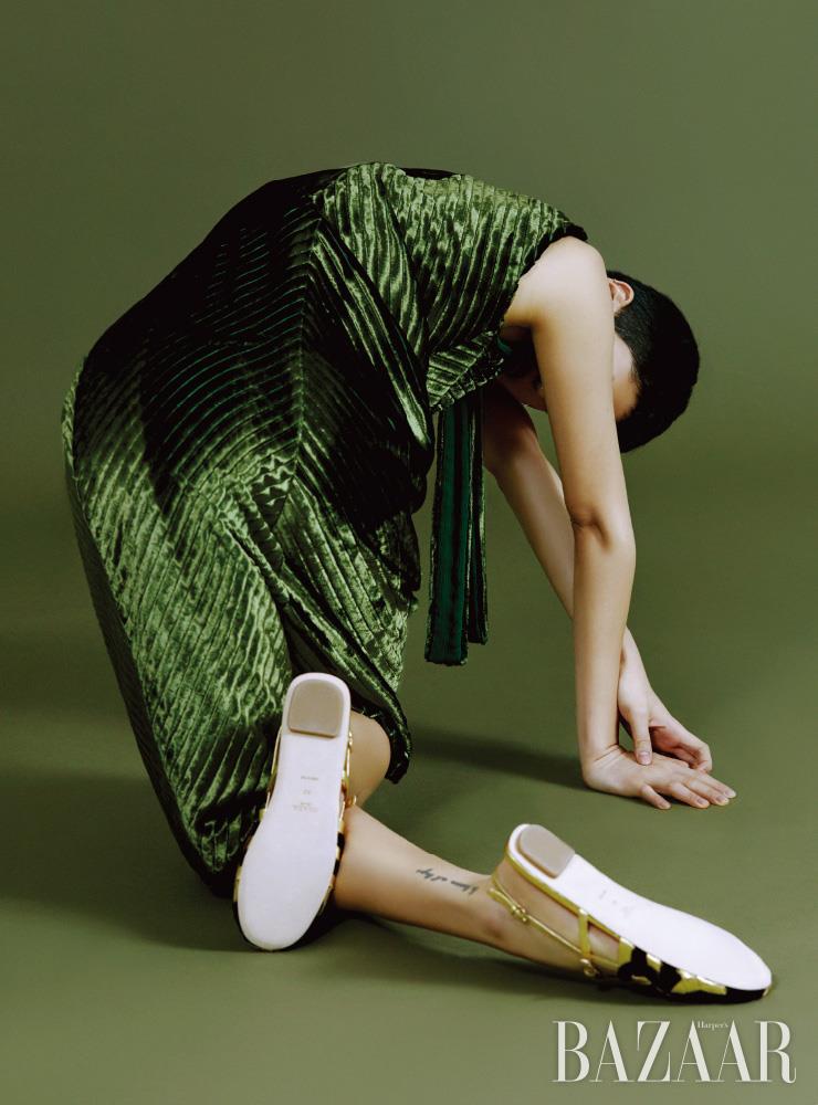 벨벳 슬리브리스 드레스, 샌들은 모두 Prada.