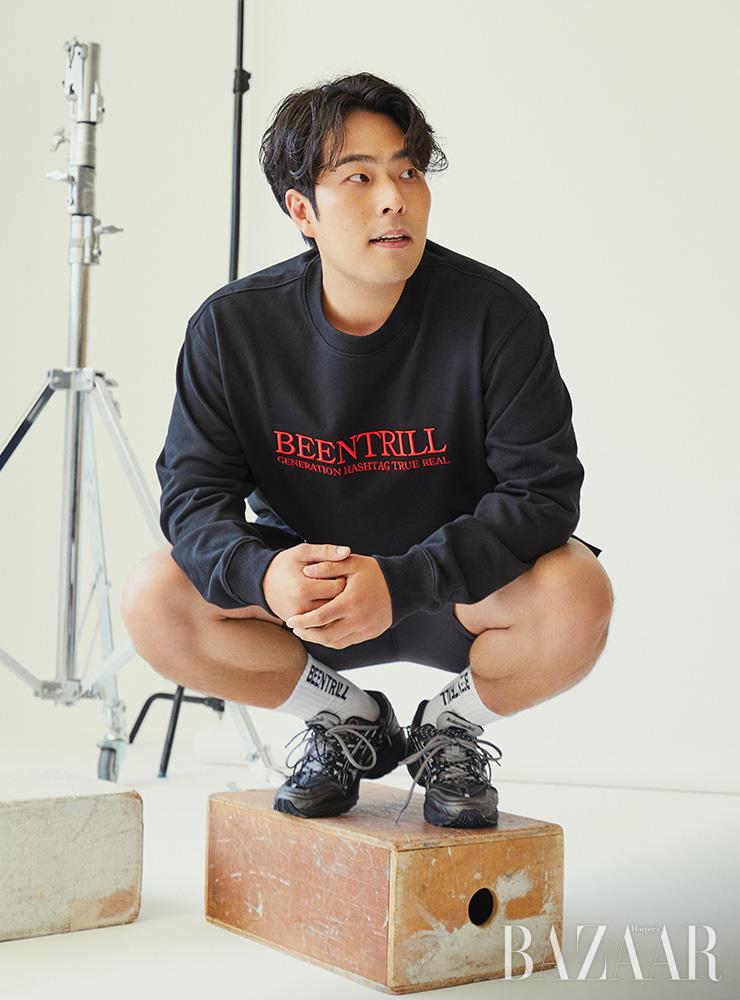 스웨트셔츠, 쇼츠, 양말은 모두 Beentrill. 신발은 Asics Sportstyle. 