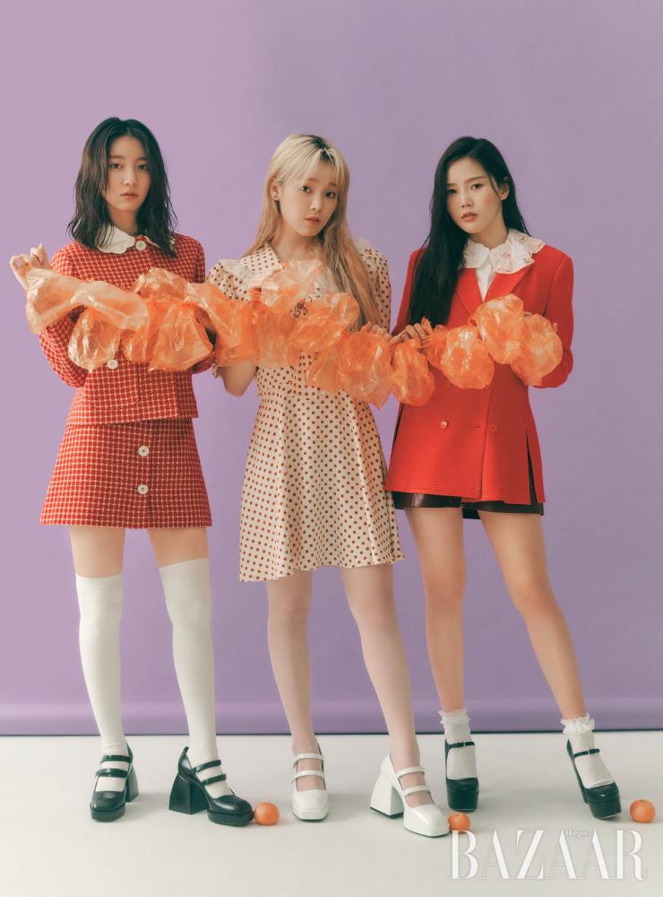 비니가 입은 재킷, 스커트는 Miu Miu. 스타킹, 슈즈는 스타일리스트 소장품. 승희가 입은 원피스는 Miu Miu. 스타킹, 슈즈는 스타일리스트 소장품. 효정이 입은 블라우스는 Chloe. 재킷은 Akris. 스커트는 Claudie Pierlot. 슈즈는 Miu Miu. 양말은 스타일리스트 소장품.