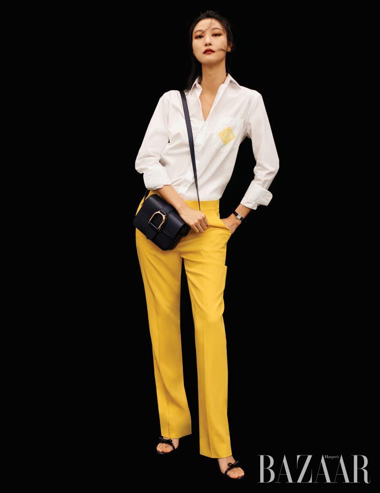 셔츠, 팬츠, 스터럽 네크리스, ‘웰링턴’ 백, 미니 스터럽 워치, 샌들은 모두 Ralph Lauren Collection.