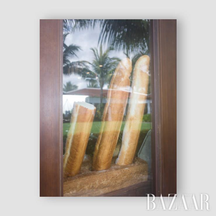<baguette>, 2018.성수기를 피해 떠난 여행이었고 조식을 먹으러 가던 차에 찍었다. 친구가, 나트랑에는 한국 사람이 별로 없다고 해서 선택한 여행지였는데 왜 여행지에서 한국 사람을 만나면 황급하게 그 자리를 피하게 되는 걸까? 나도 한국 사람인데.