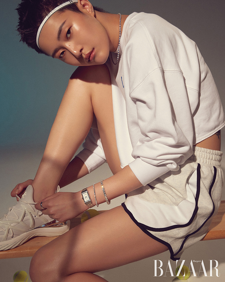 (왼쪽부터) 직사각형 케이스가 특징인 ‘리베르소 원’ 시계는 Jaeger-Le-Coultre. 화이트 골드에 다이아몬드를 장식한 ‘에센셜 라인’ 팔찌, 화이트 골드에 다이아몬드와 사파이어를 세팅한 ‘에센셜 라인’ 목걸이는 모두 Cartier. 21.25캐럿의 라운드 컷 다이아몬드를 세팅한 ‘클래식 그라프’ 팔찌는 Graff. 검지에 착용한 ‘세르펜티 바이퍼 웨딩’ 반지는 2백만원대 Bvlgari. 크롭트 톱은 11만원대 Recto. 쇼츠는 6만원대 Nike. 헤어밴드는 Under Armour. 스니커즈는 1백15만원 Jimmy Choo.