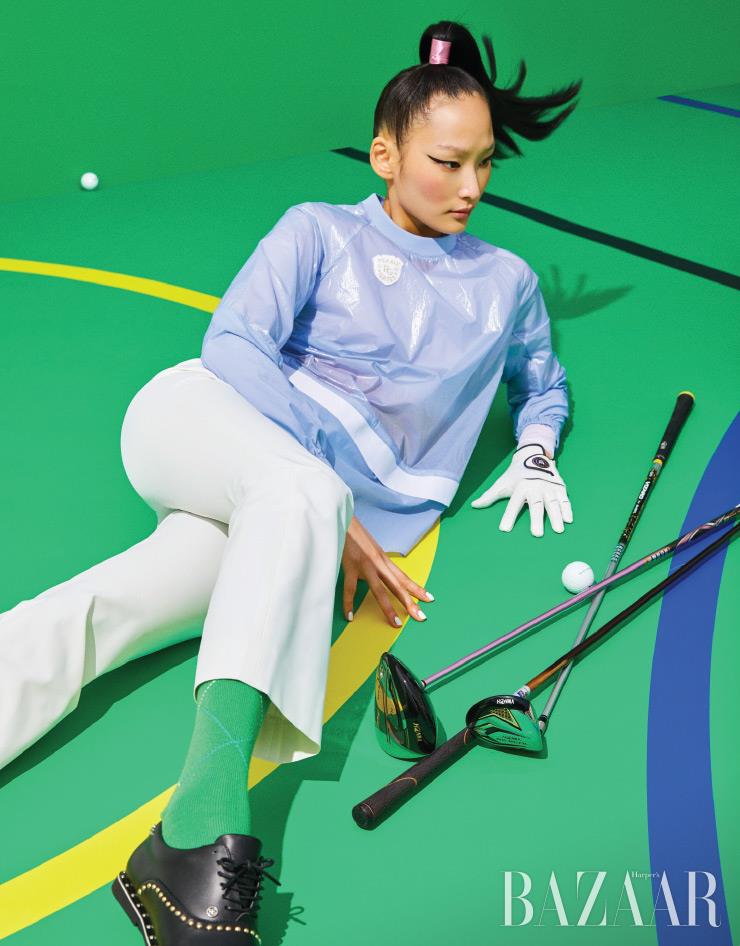 이너로 입은 크롭트 톱은 15만원대 Titleist. 방수 소재의 톱은 37만원대 Pearly Gates. 팬츠는 26만원대 PdO Classic. 장갑은 5만원 Waac. 양말은 13만원대 Lacoste. 골프화는 47만원대 G/Fore by The Cart Golf. 골프채는 에디터 소장품.