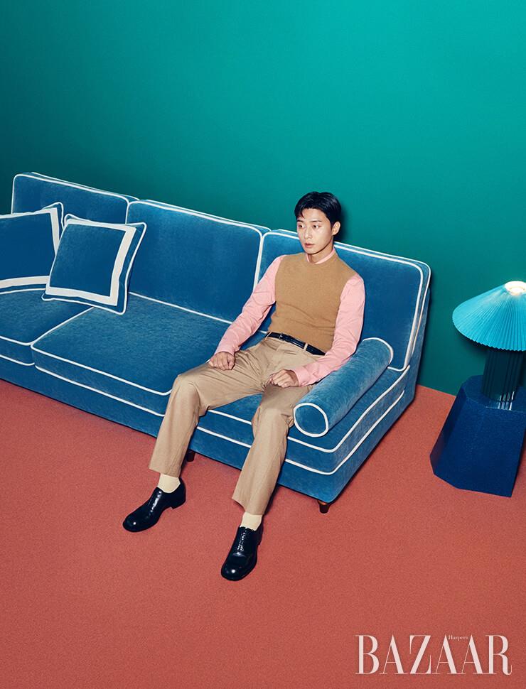 셔츠, 베스트, 슈즈는 모두 Prada. 팬츠는 S.T.U. 벨트는 Ami. 