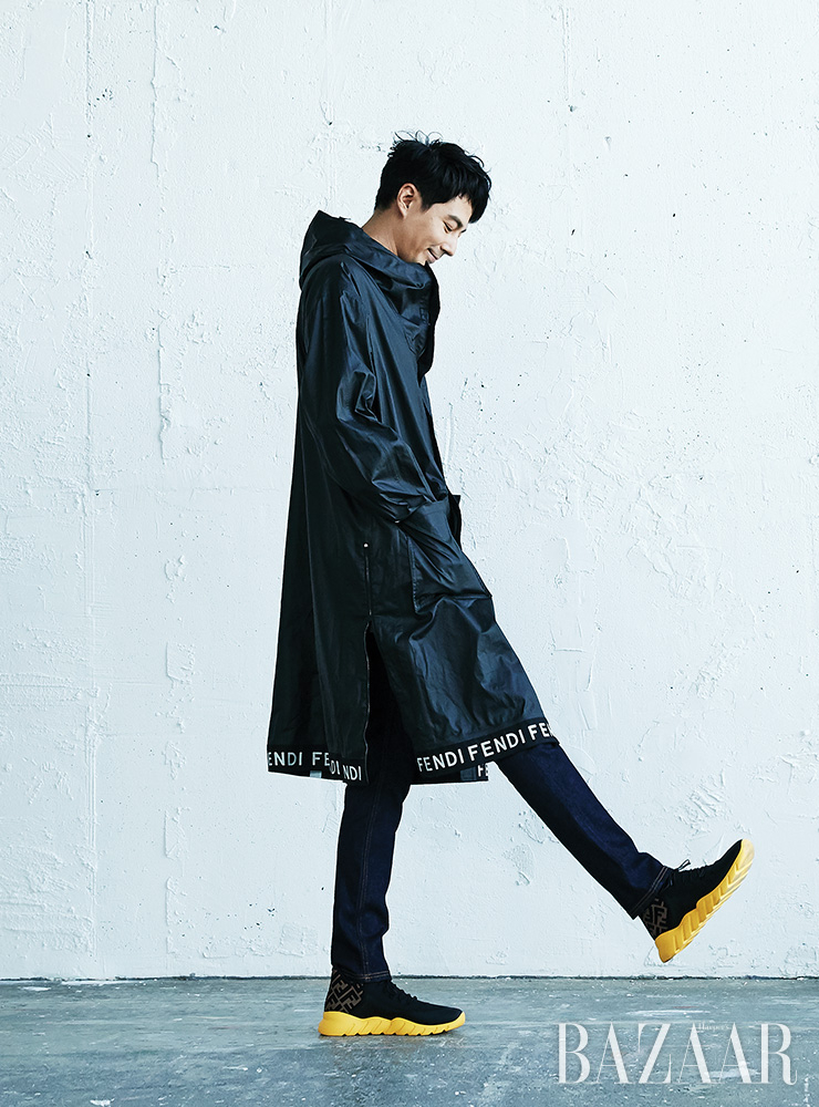 후디드 파카, 데님 팬츠, 스니커즈는 모두 Fendi.