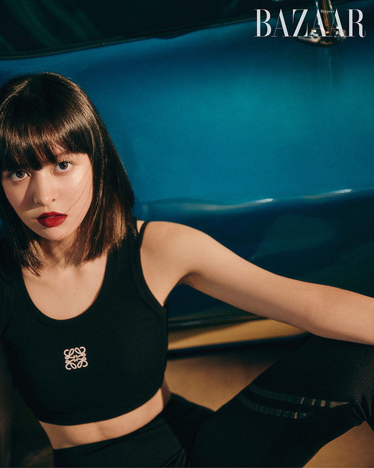 릴리가 입은 로고 장식 탱크톱은 43만원, 레깅스는 99만원 Loewe.