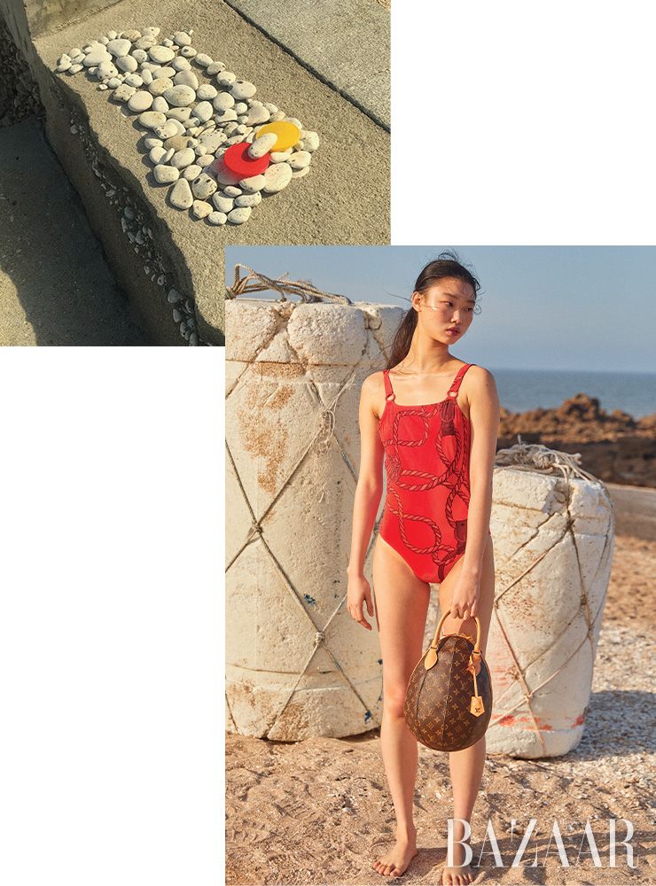이탈리아 북부의 소도시 바리고티(Varigotti), 2015. 스윔수트는 Hermes, 토트백은 Louis Vuitton.