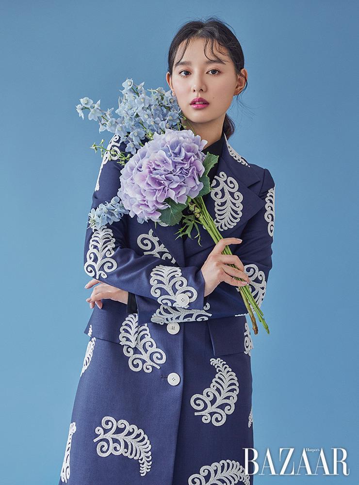 코트, 이너로 입은 셔츠는 모두 Prada.