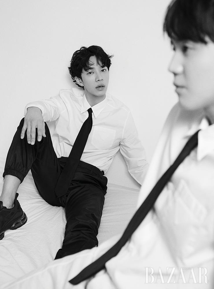 기광이 입은 화이트 셔츠, 팬츠, 타이, 스니커즈는 모두 Prada.