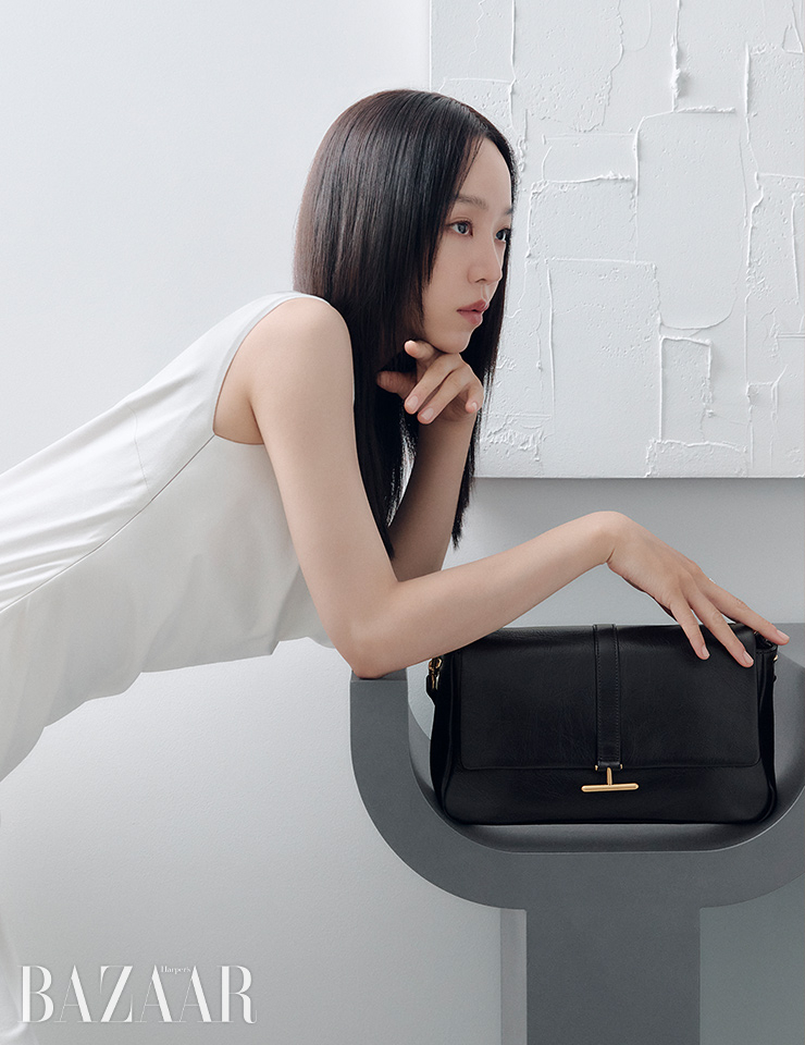 트루디 숄더백은 43만8천원 Joy Gryson. 화이트 드레스는 Maison Marais.