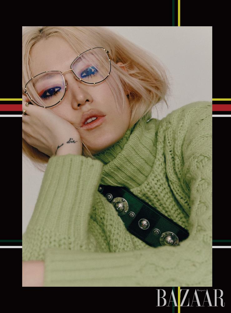  스웨터는 59만원대 Andersson Bell by Net-A-Porter. 이너로 입은 레이스 슬립은 Versace. 팬츠는 1백19만원 Burberry. 선글라스, 양손에 착용한 반지들은 모두 Louis Vuitton. 가방은 Dior. 스니커즈는 50만원 Moschino.