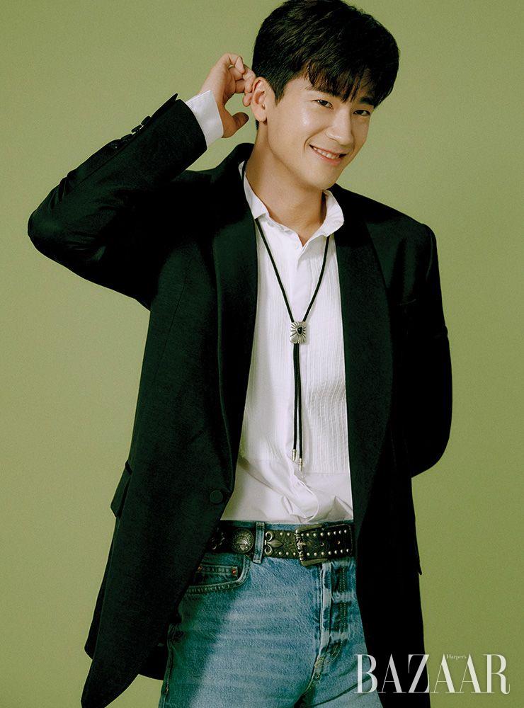 재킷, 셔츠는 모두 Kimseoryong Homme. 데님 팬츠는 Raey by Matchesfashion. 목걸이는 Bulletto. 벨트는 스타일스트 소장품.
