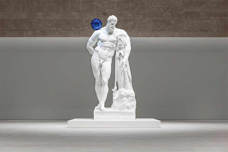아트 스페이스 입구에서 관람객을 맞이하는 제프 쿤스의 <Gazing Ball(Farnese Hercules)>(2013).