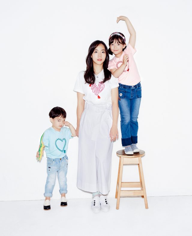 배우 이범수의 아내이자 통번역사 이윤진과 자녀 소을과 다을.