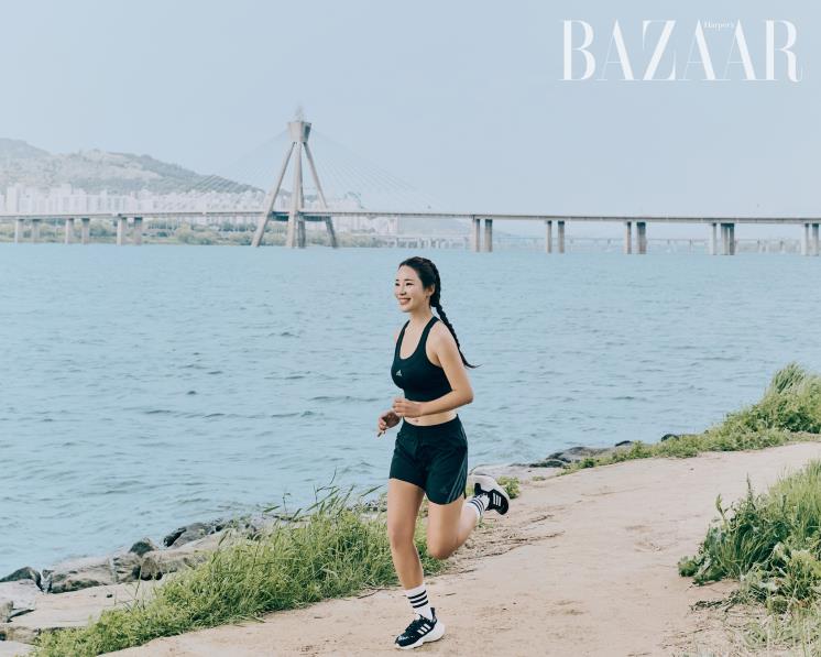 업사이클링 신소재 팔리 오션 플라스틱을 사용한 스포츠 브라, 러닝 쇼츠, 러닝 슈즈 모두 아디다스.