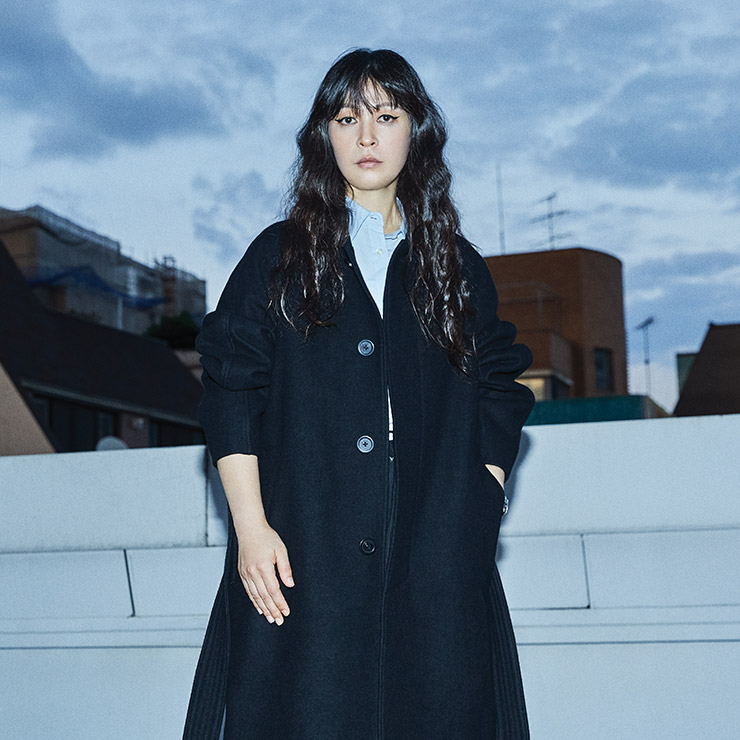 양혜규는 이번 개인전의 일환으로 의류 브랜드인 커스텀멜로우, 주얼리 브랜드인 포트레이트 리포트와 함께 작업한 결과물을 선보였다. 양혜규가 입은 코트는 양혜규x커스텀멜로우 ‘소리 나는 가물’ 발마칸 코트.