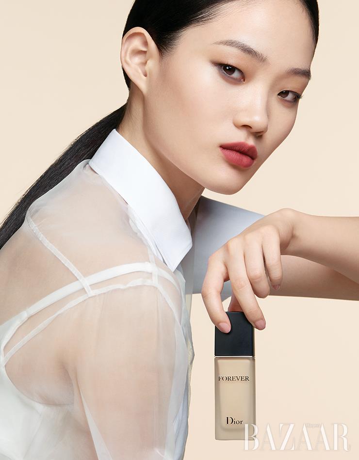 시스루 블라우스는 Dior.